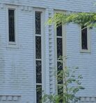 Van Laren op zijn best, met subtiele baksteenverbanden en glas in lood.
              <br/>
              Richard Keijzer, 2014-09-03